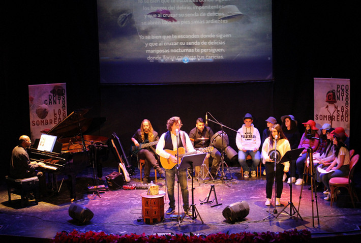 El Teatro Calderón acoge el concierto didáctico ‘Las Sin Sombrero’ del cantautor Paco Damas, donde se rinde homenaje a las poetisas de la Generación del 27
